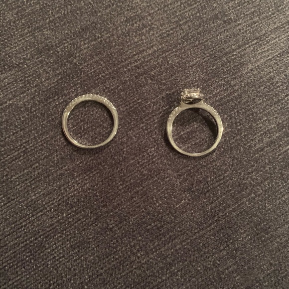 Solitaire Halo Engagement Ring Wedding Set - Picture 4 of 4